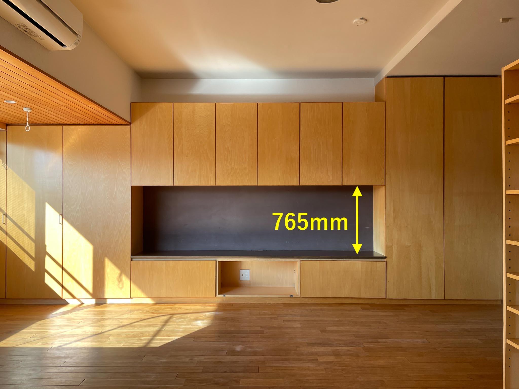 文京区千駄木の賃貸物件/北側にはテレビボードを兼ねた大型の収納