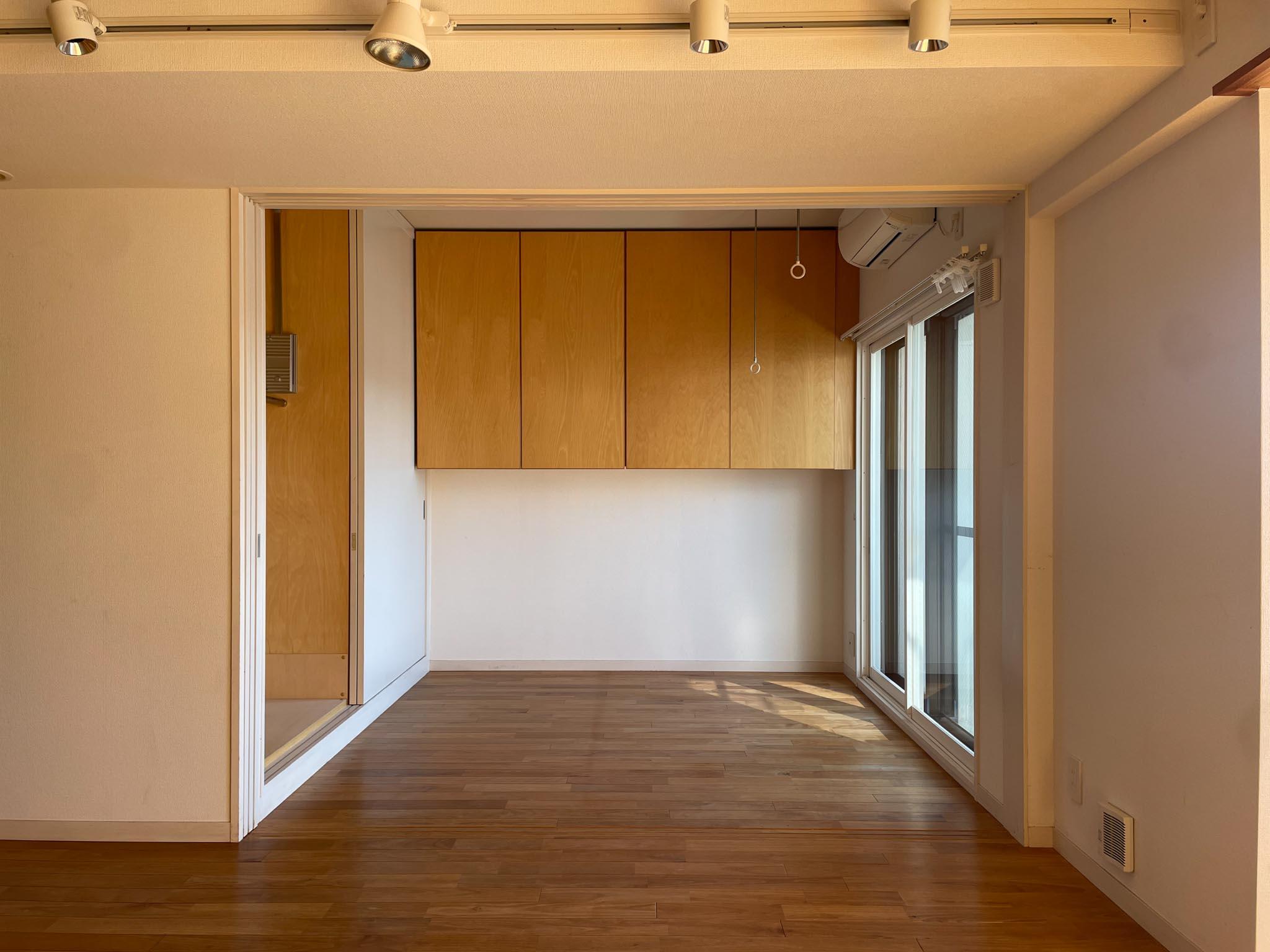 文京区千駄木の賃貸物件/リビングと洋室の間の引き戸をしまうことで広々ワンルームに