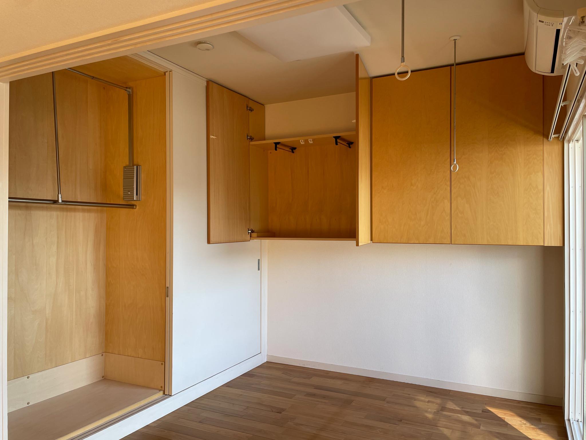 文京区千駄木の賃貸物件/洋室にも収納がたっぷり。ハンガーパイプを下ろして使える仕様となっています