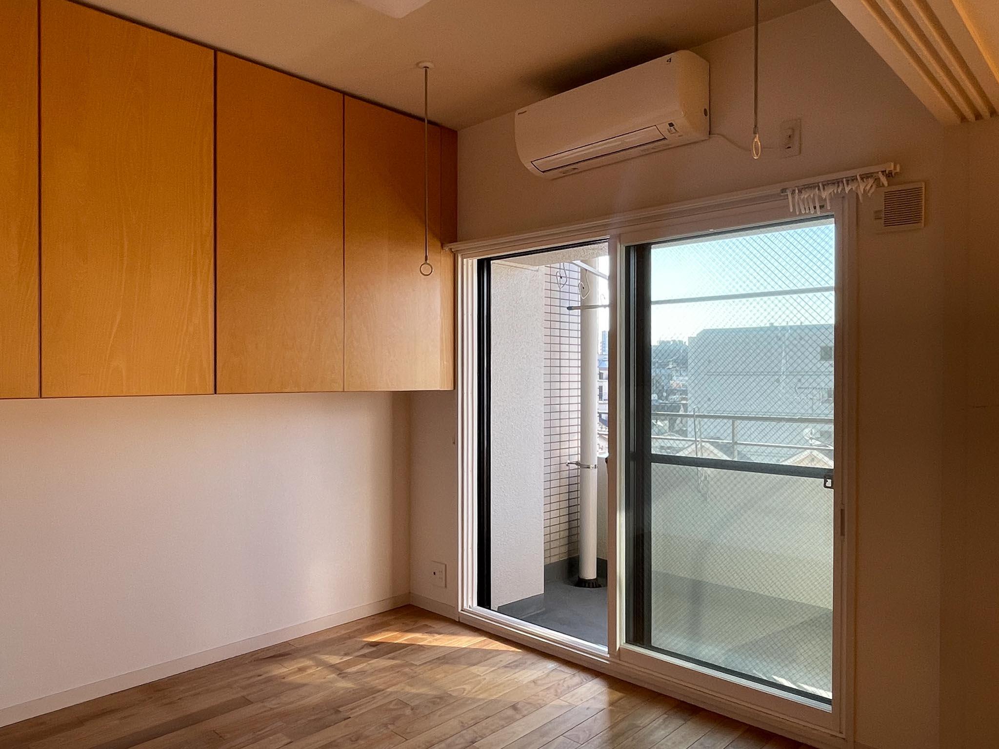 文京区千駄木の賃貸物件/エアコンの前に室内物干しフックがついています。これも地味に便利です