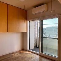 文京区千駄木の賃貸物件/エアコンの前に室内物干しフックがついています。これも地味に便利です