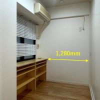 文京区千駄木の賃貸物件/サービスルームはシングルベッドがぎりぎり入るコンパクトな広さ。窓の先は共用部です