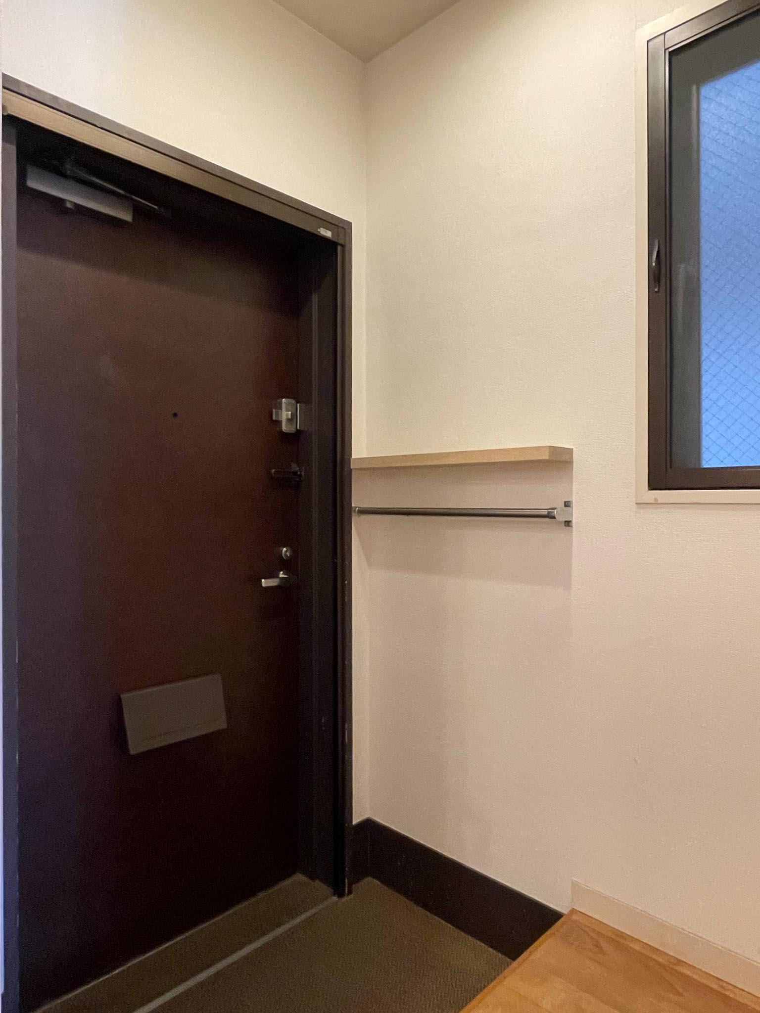 文京区千駄木の賃貸物件/玄関。靴箱は玄関ドアの正面にあります