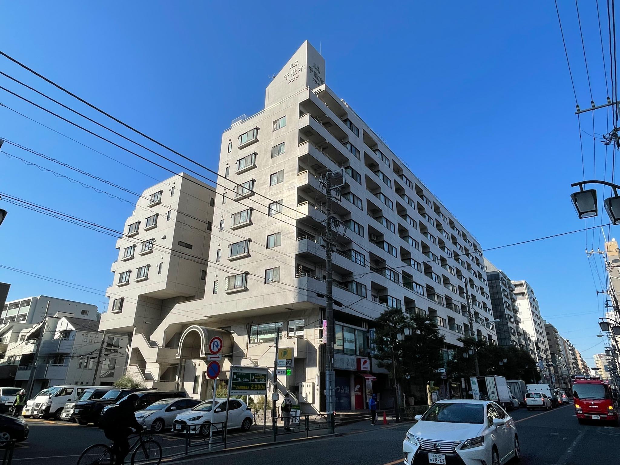 文京区千駄木の賃貸物件/外観。部屋は大通りと反対側です