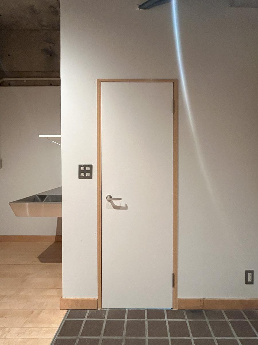 渋谷区代々木の賃貸物件/トイレは玄関から続いています