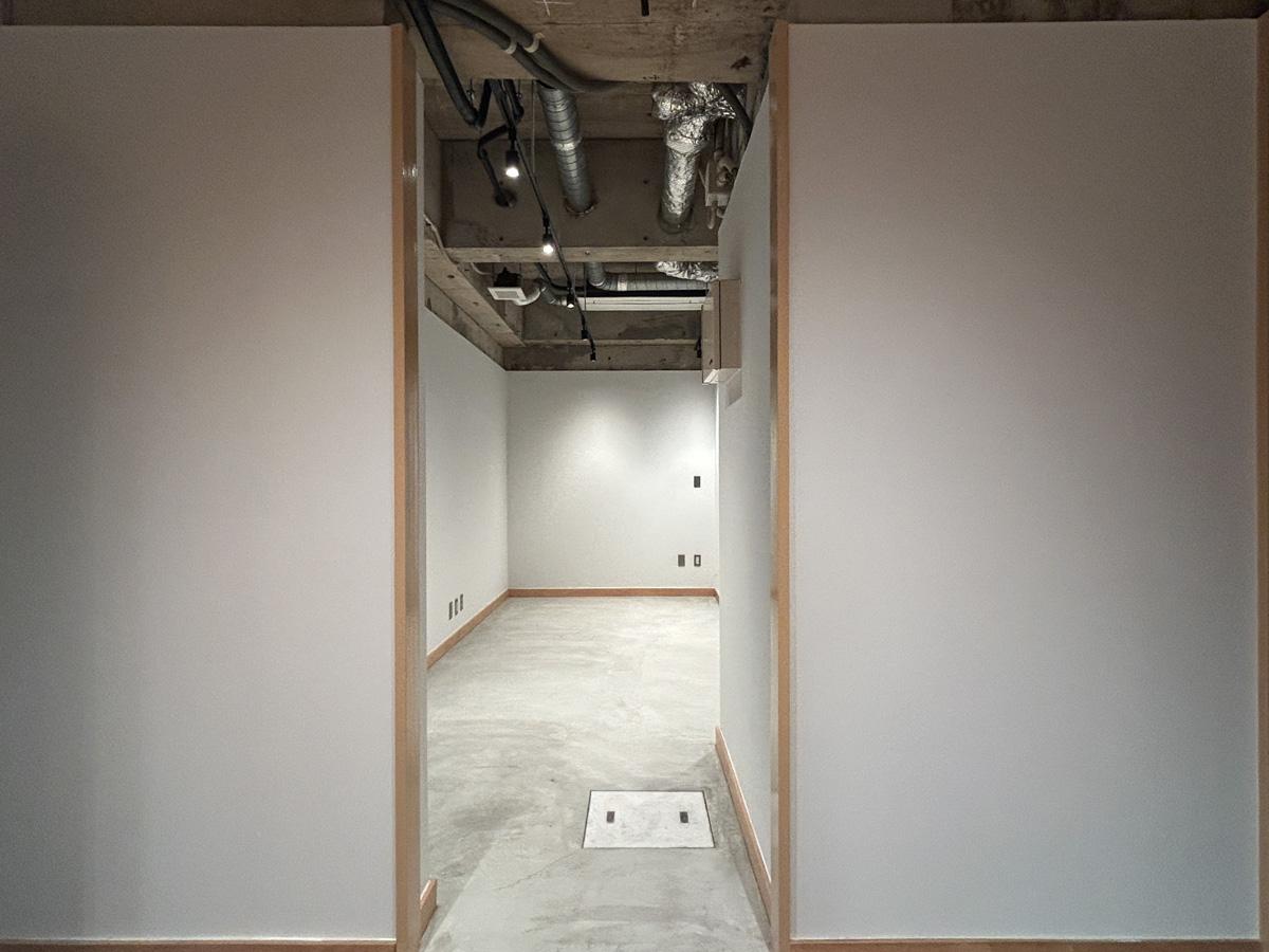 渋谷区代々木の賃貸物件/モルタル床のスペースに内扉はなく、玄関からフラットに続いています。