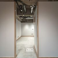 渋谷区代々木の賃貸物件/モルタル床のスペースに内扉はなく、玄関からフラットに続いています。