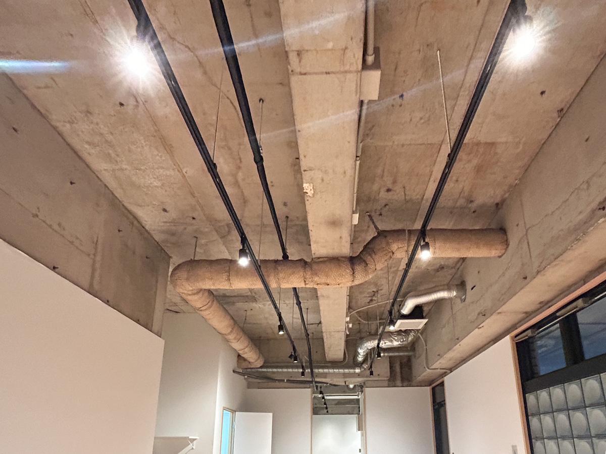 渋谷区代々木の賃貸物件/天井は3.3mほどの高さ。開放感があります