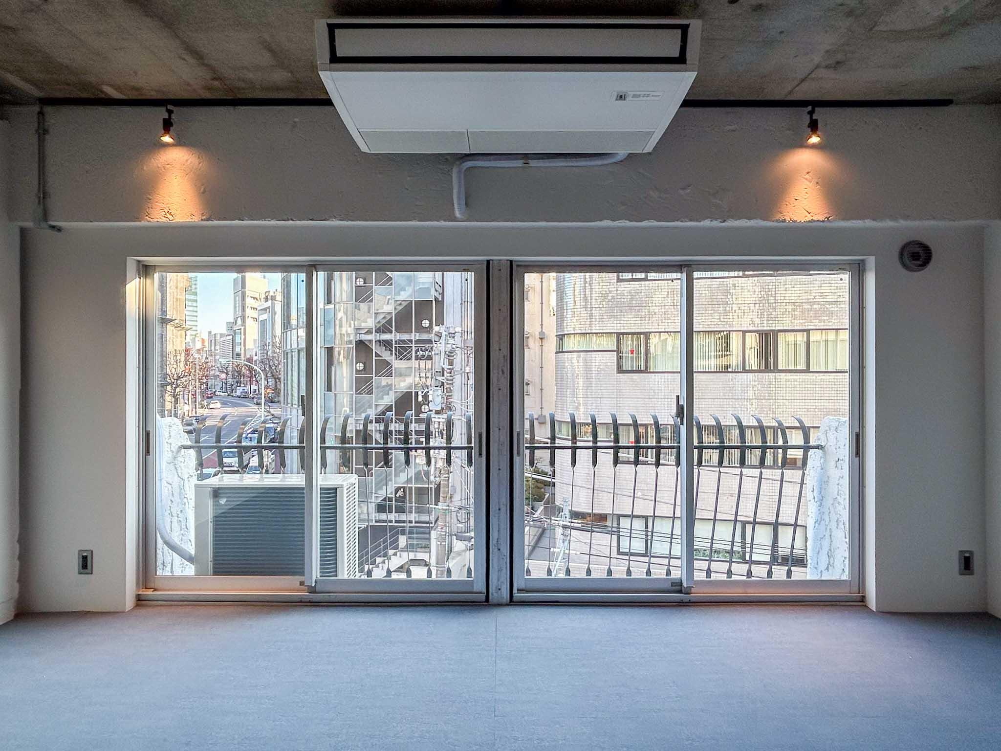 渋谷区神宮前の賃貸物件/南側の掃き出し窓。日中はたっぷり光が差し込みます