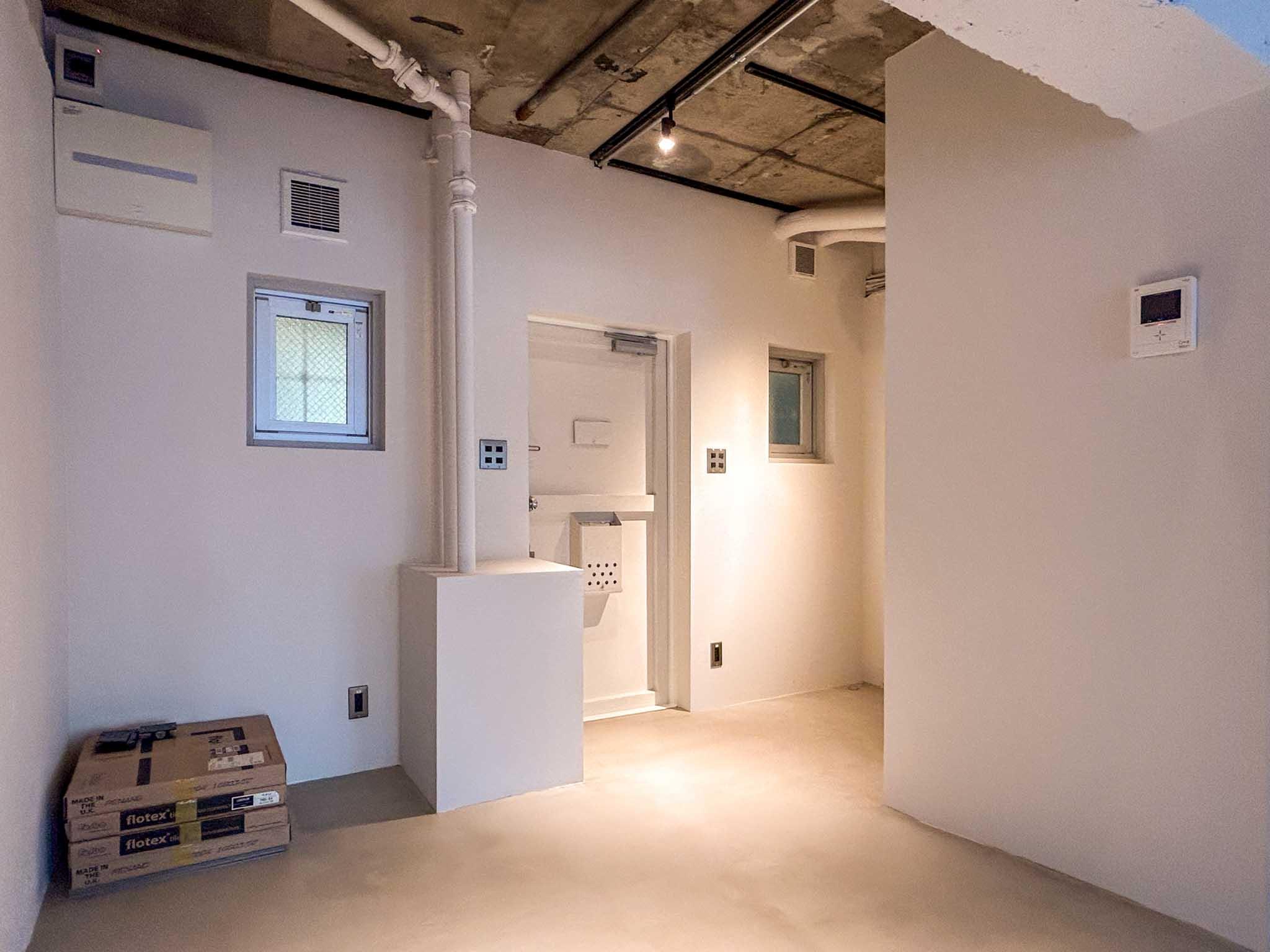 渋谷区神宮前の賃貸物件/玄関周りはモルタル土間。玄関の段差がないため、スムーズな出入りが可能