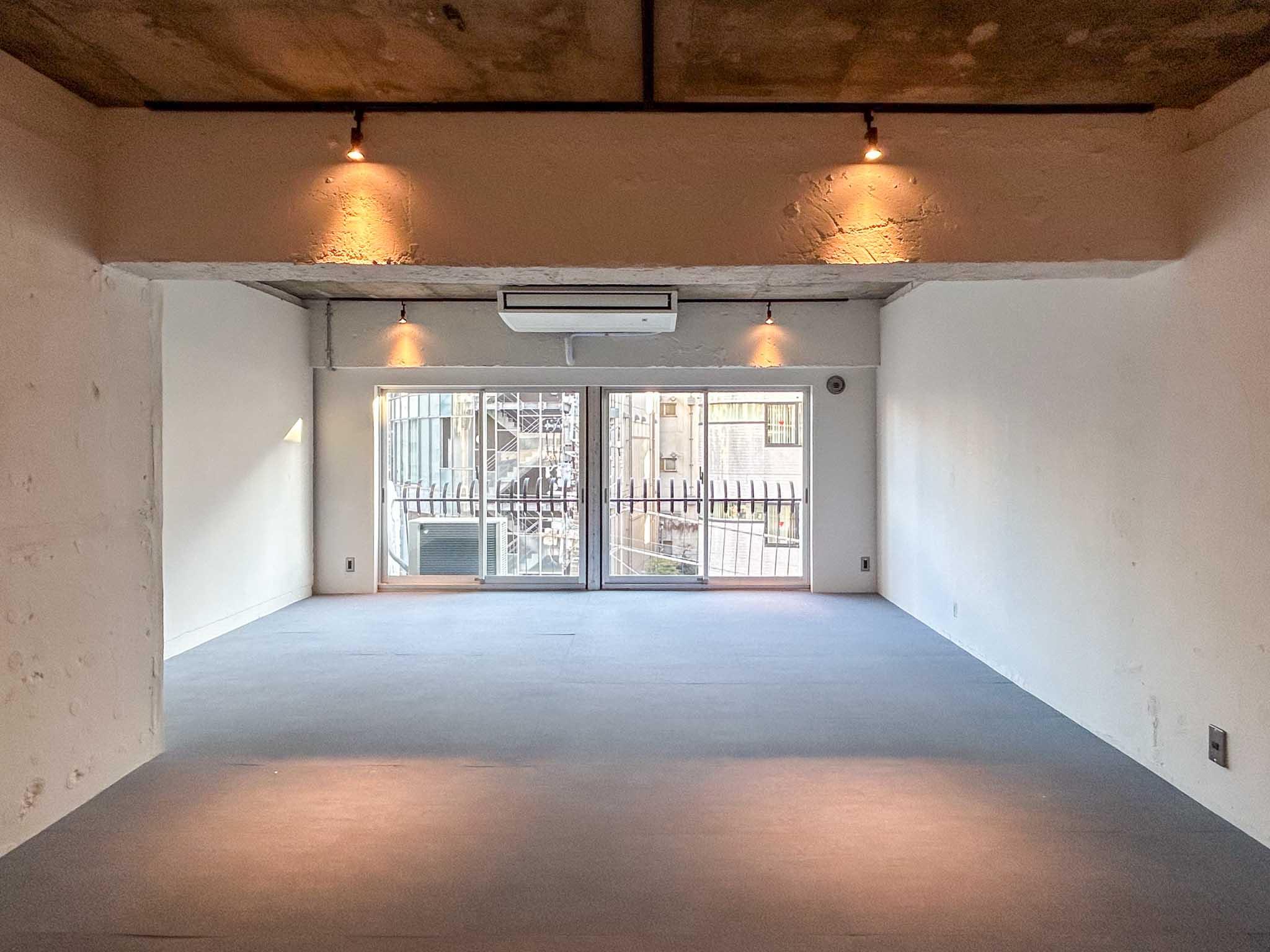 渋谷区神宮前の賃貸物件/コンクリートの壁は白く塗装。床は繊維質ながら、硬くて汚れにくいフロテックスを採用