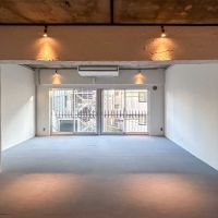 渋谷区神宮前の賃貸物件/コンクリートの壁は白く塗装。床は繊維質ながら、硬くて汚れにくいフロテックスを採用