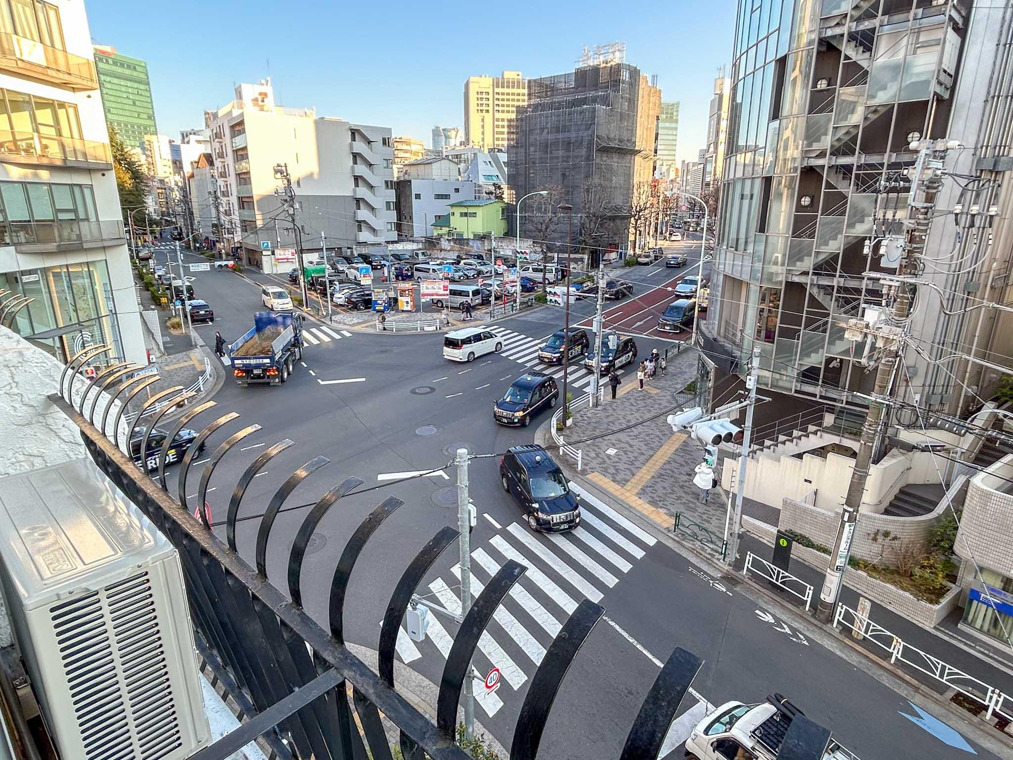 渋谷区神宮前の賃貸物件/下をのぞくと交差点。サッシが新しいので、窓を閉めると音はそこまで気にならなくなります
