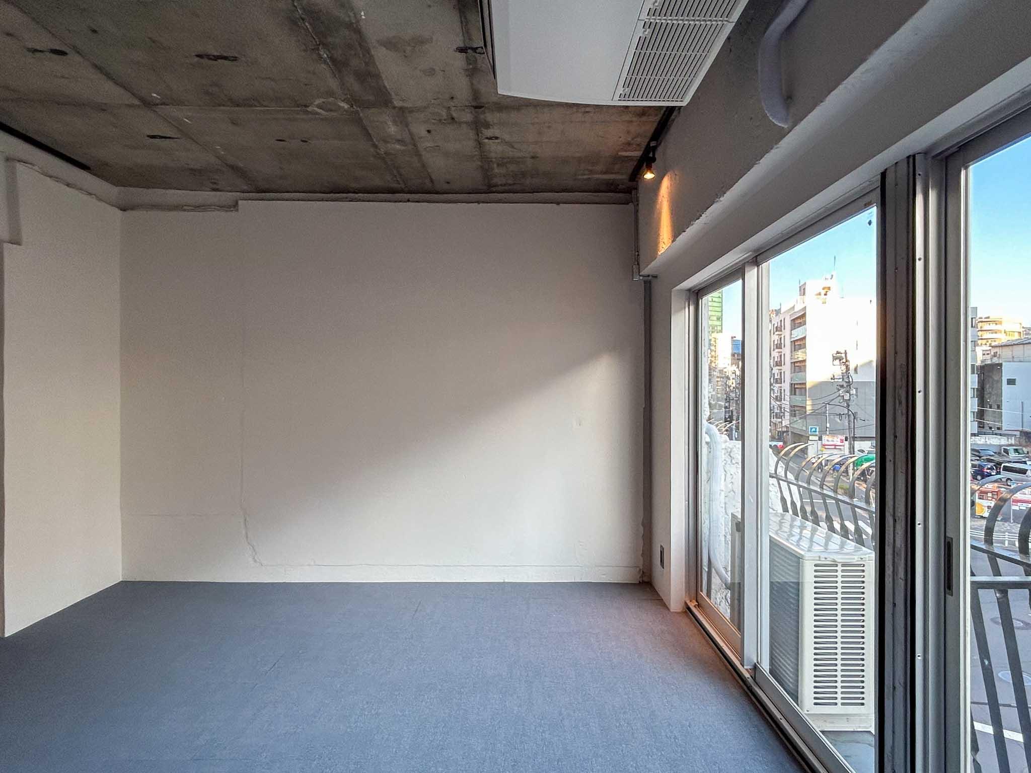 渋谷区神宮前の賃貸物件/窓際は少し広くなっています