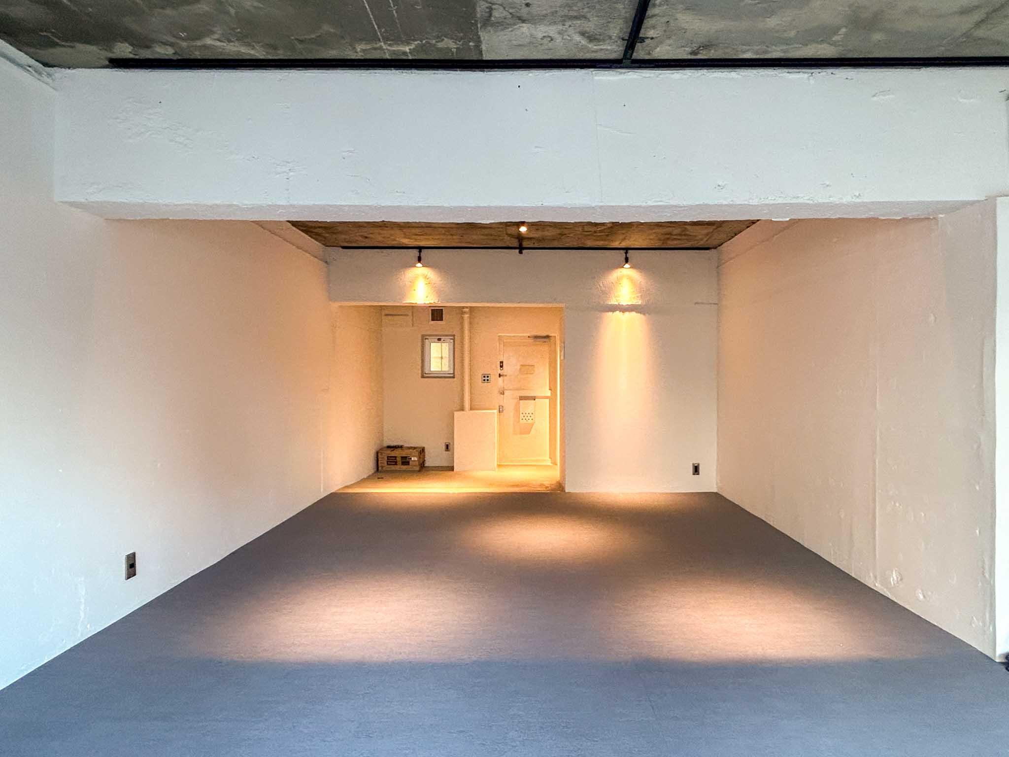 渋谷区神宮前の賃貸物件/玄関側をみる。天井の目立たないところにライティングレールが設置済み