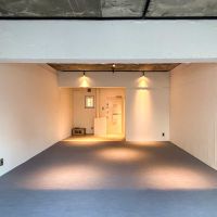 渋谷区神宮前の賃貸物件/玄関側をみる。天井の目立たないところにライティングレールが設置済み