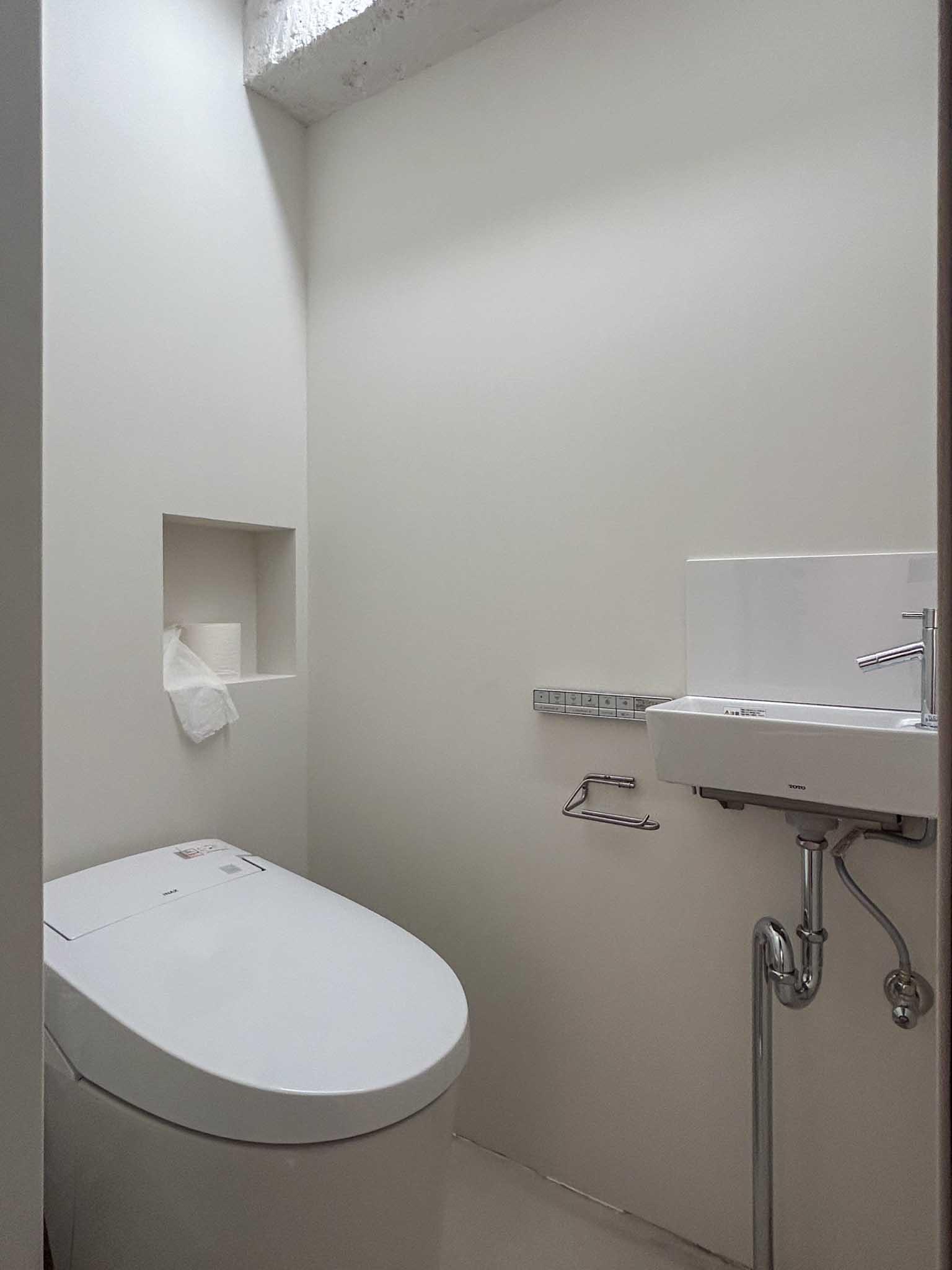 渋谷区神宮前の賃貸物件/ウォシュレットトイレ。中の音が外に漏れにくい防音仕様になっています