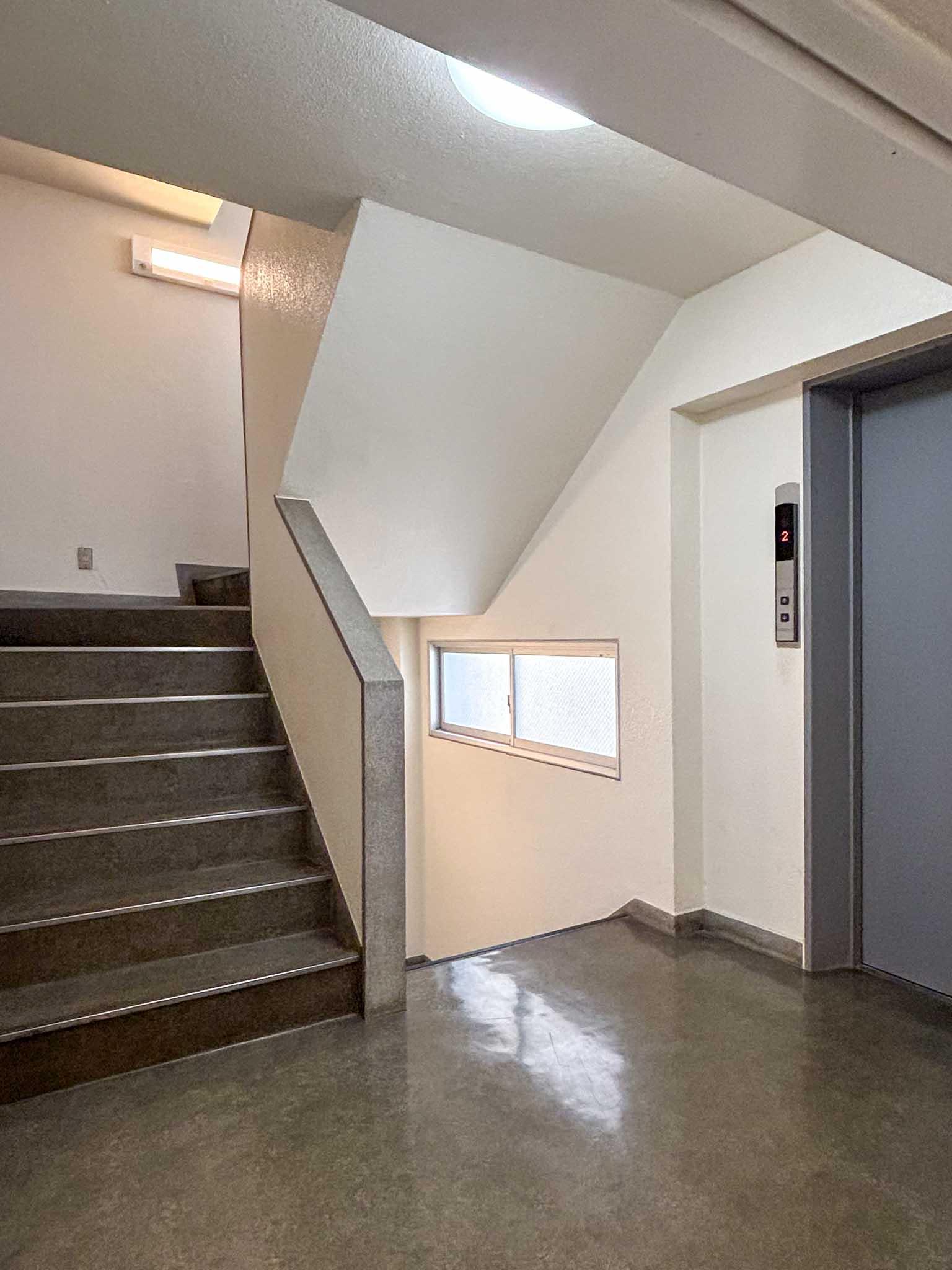 渋谷区神宮前の賃貸物件/共用階段とエレベーター