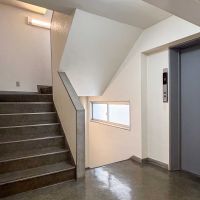 渋谷区神宮前の賃貸物件/共用階段とエレベーター