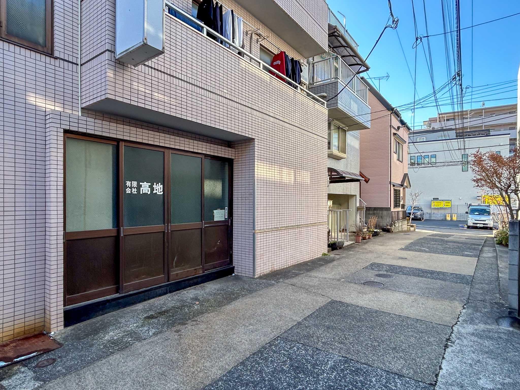 新宿区赤城下町の賃貸物件/細い道路からさらに路地を入っていく、隠れ家的な立地