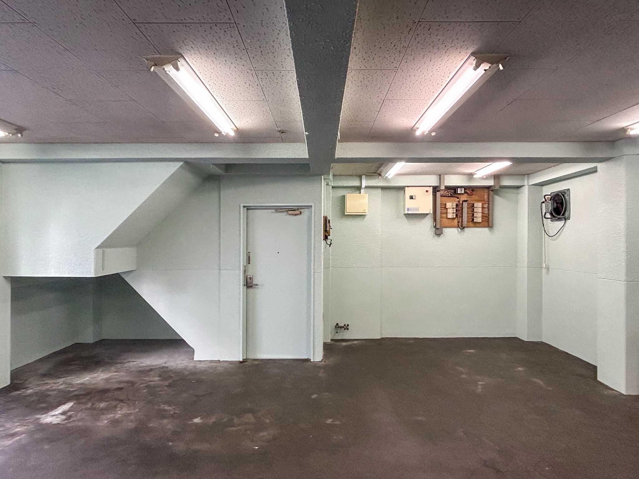 新宿区赤城下町の賃貸物件/出入り口付近、東側をみる