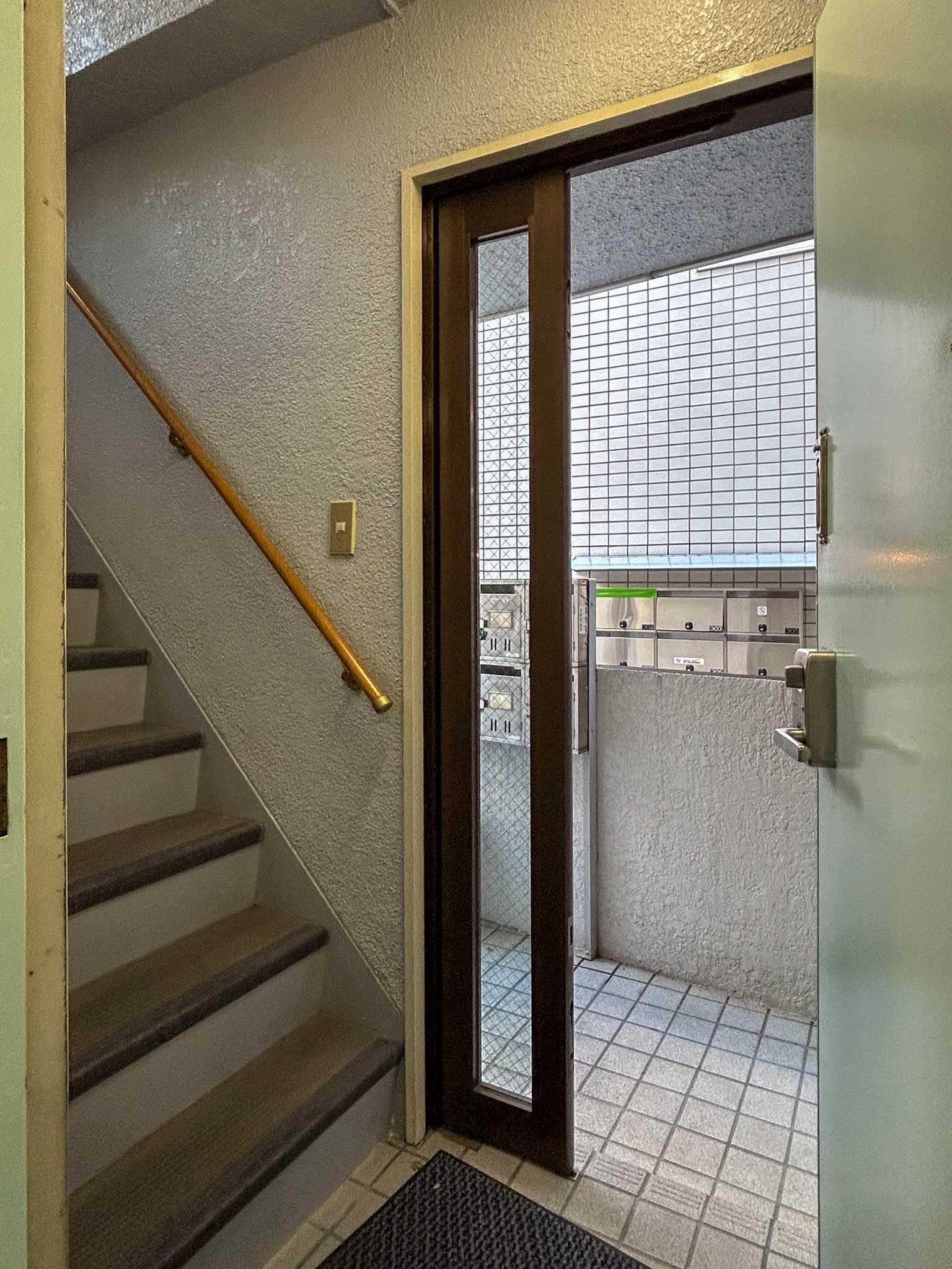 新宿区赤城下町の賃貸物件/上の住戸につながる共用階段。ここからも外にでられます