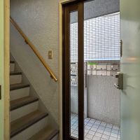 新宿区赤城下町の賃貸物件/上の住戸につながる共用階段。ここからも外にでられます
