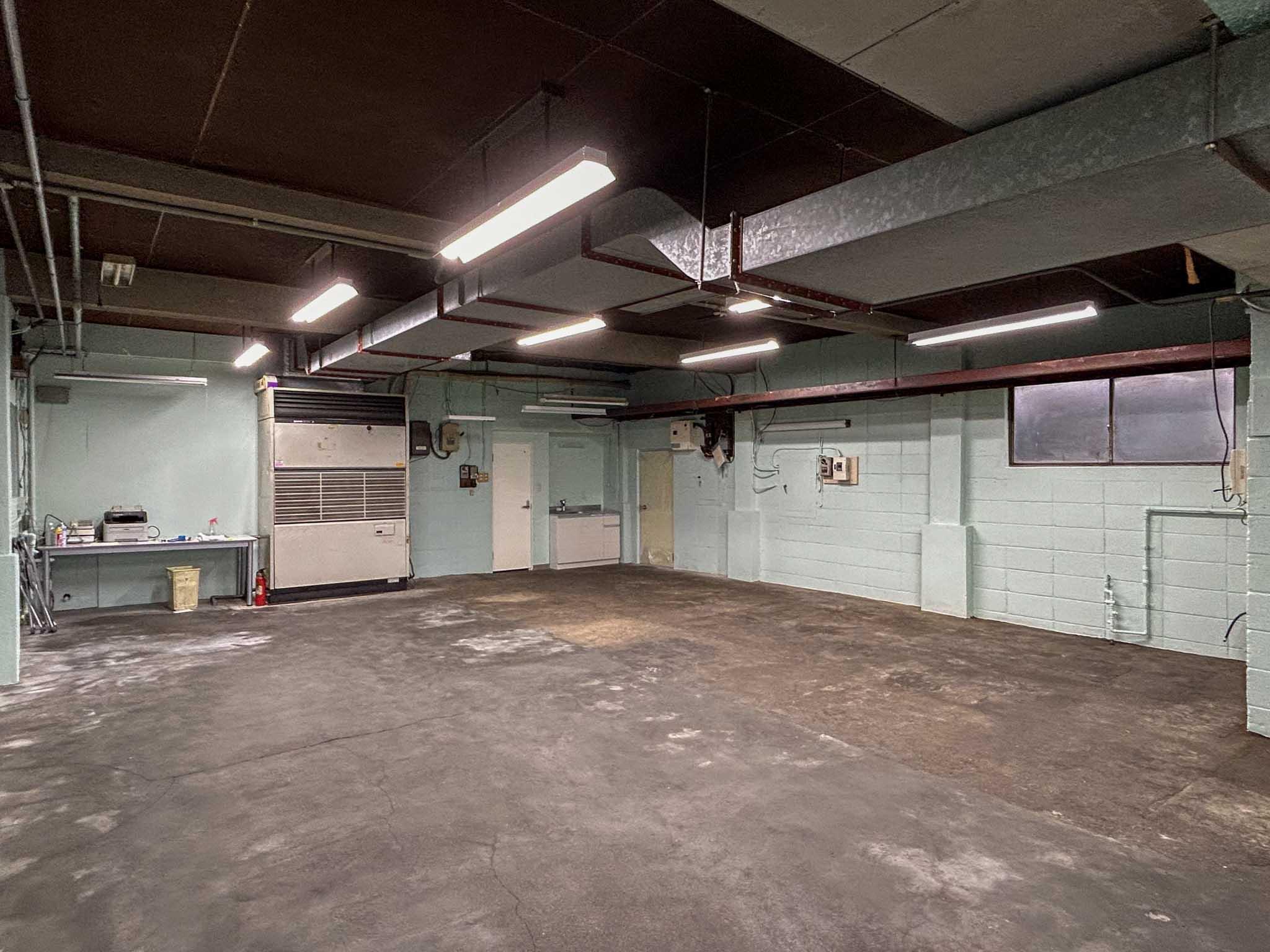 新宿区赤城下町の賃貸物件/2.8mほどの天井高がある、奥のスペース