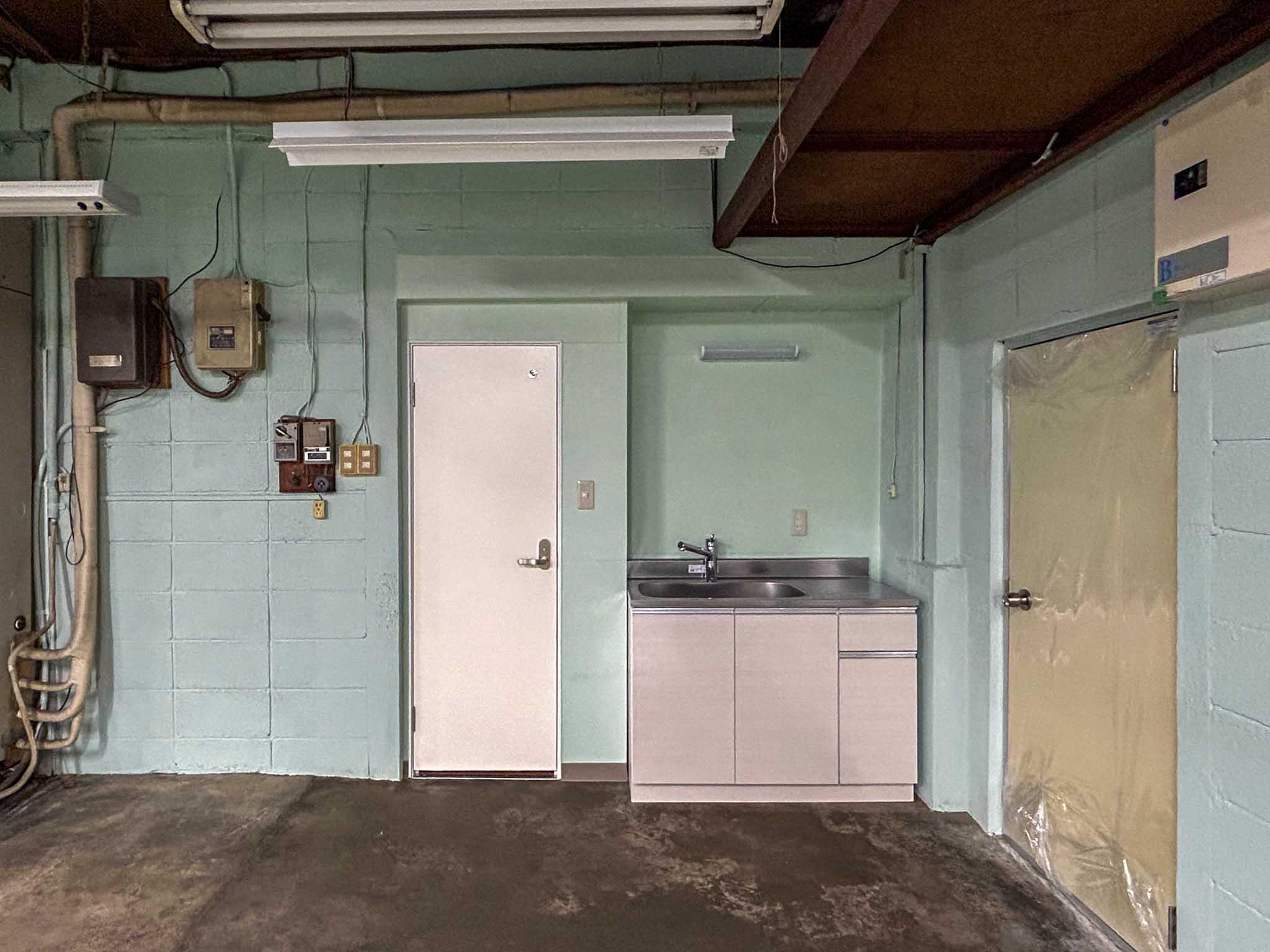 新宿区赤城下町の賃貸物件/ミニキッチン。隣にトイレ