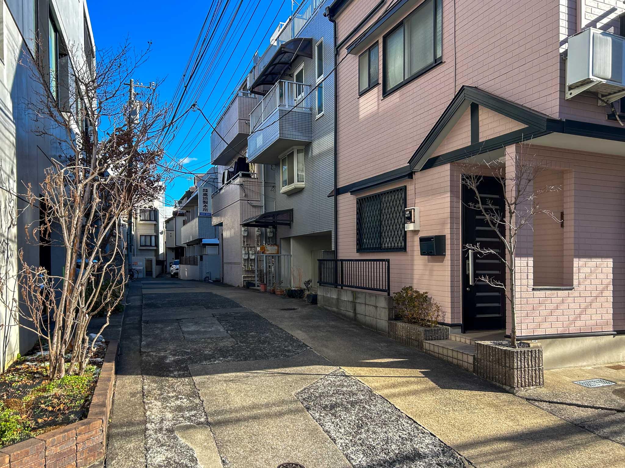 新宿区赤城下町の賃貸物件/道路側からみると、建物の看板は見えますが、出入り口は見えません