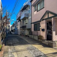 新宿区赤城下町の賃貸物件/道路側からみると、建物の看板は見えますが、出入り口は見えません