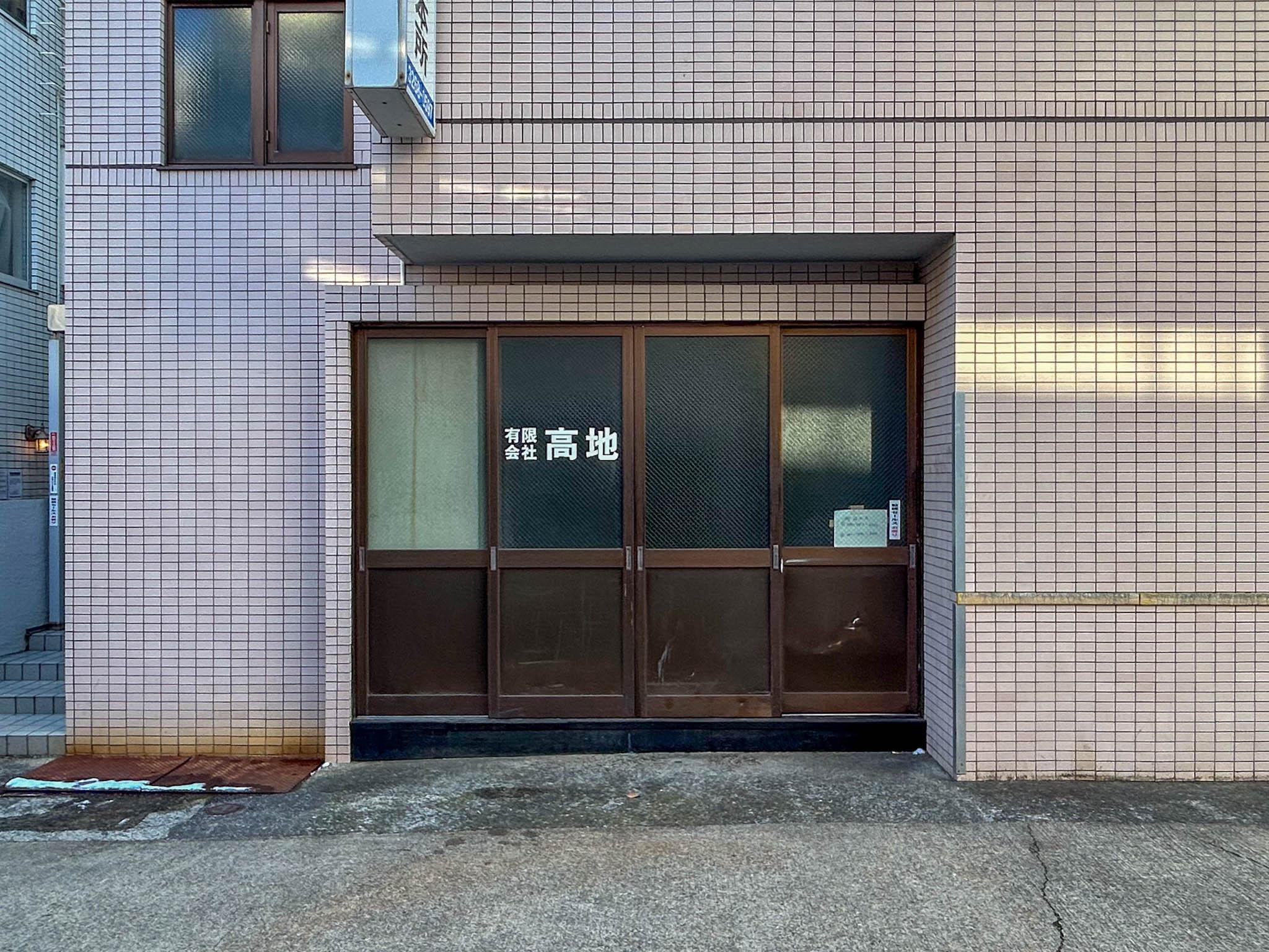 新宿区赤城下町の賃貸物件/出入り口を正面から