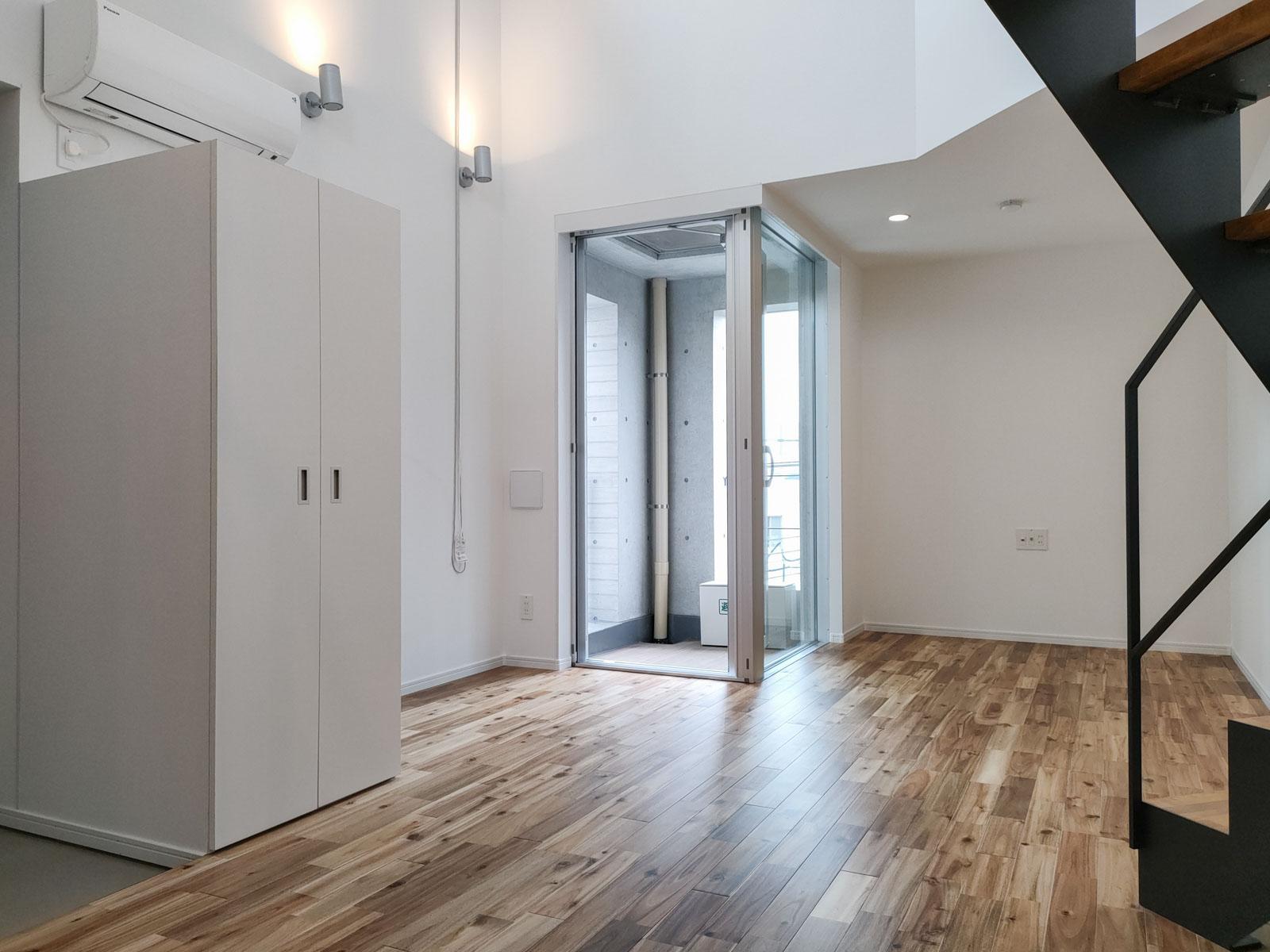 武蔵野市境南町の賃貸物件/下階LDK。キッチンから部屋を見渡した視点