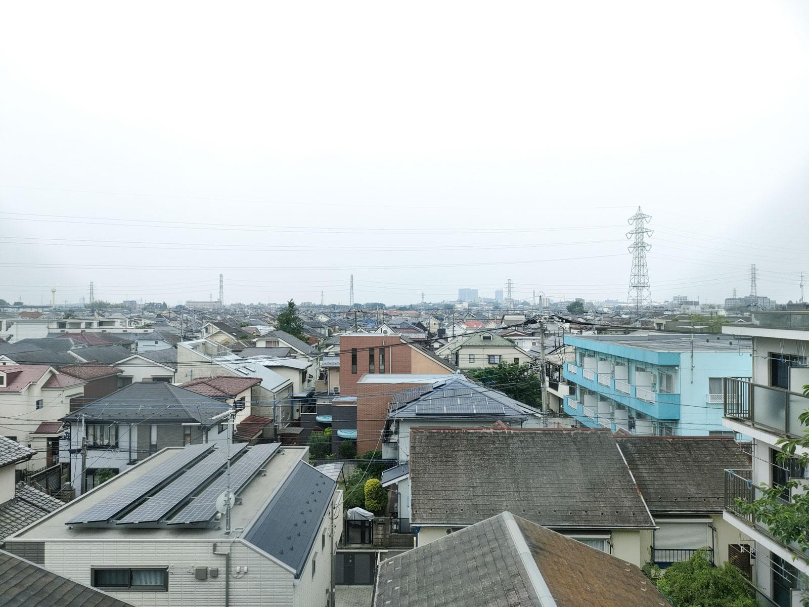 武蔵野市境南町の賃貸物件/周囲は低階層の建物しかなく、視界が開けています