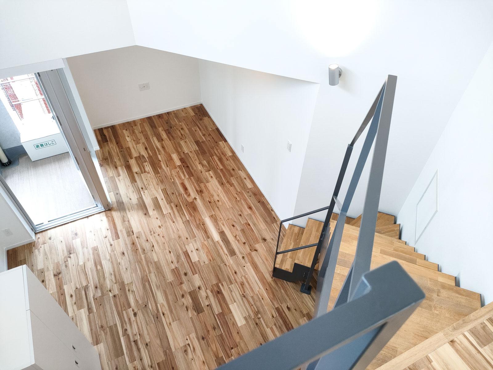 武蔵野市境南町の賃貸物件/上階から吹き抜け部分を見下ろした視点