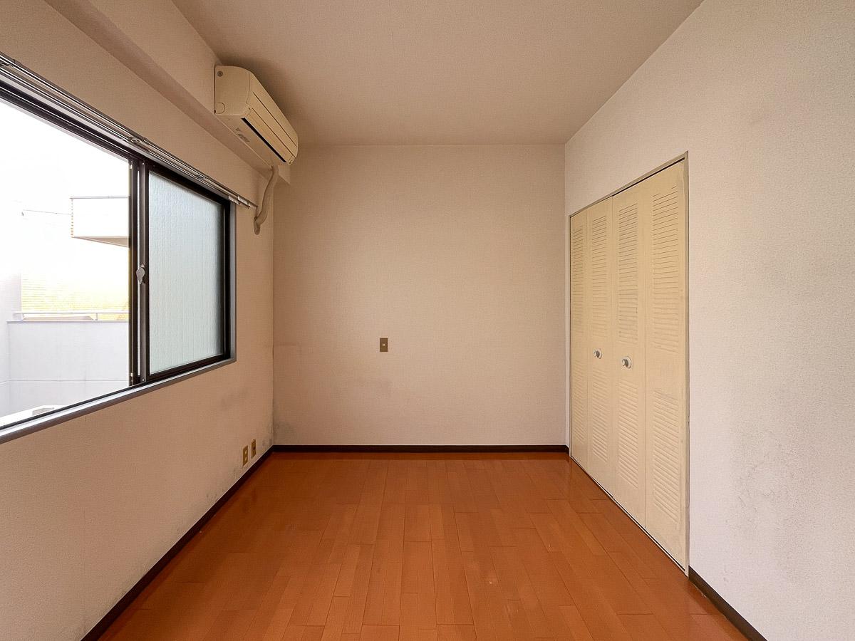 世田谷区松原の賃貸物件/洋室。窓は中庭に面しています