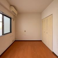 世田谷区松原の賃貸物件/洋室。窓は中庭に面しています