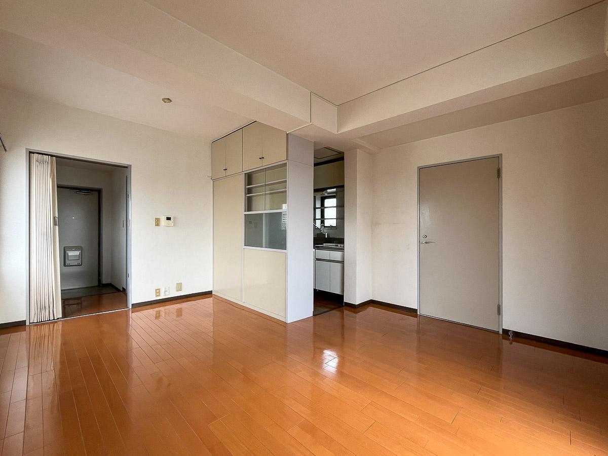 世田谷区松原の賃貸物件/窓側から見た室内