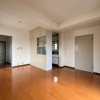 世田谷区松原の賃貸物件/窓側から見た室内