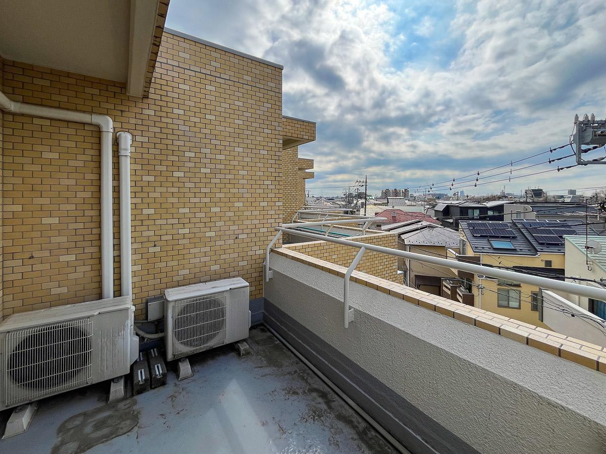 世田谷区松原の賃貸物件/雁行するバルコニー