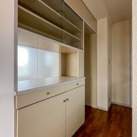 世田谷区松原の賃貸物件/備え付けの食器棚は収納力が高い