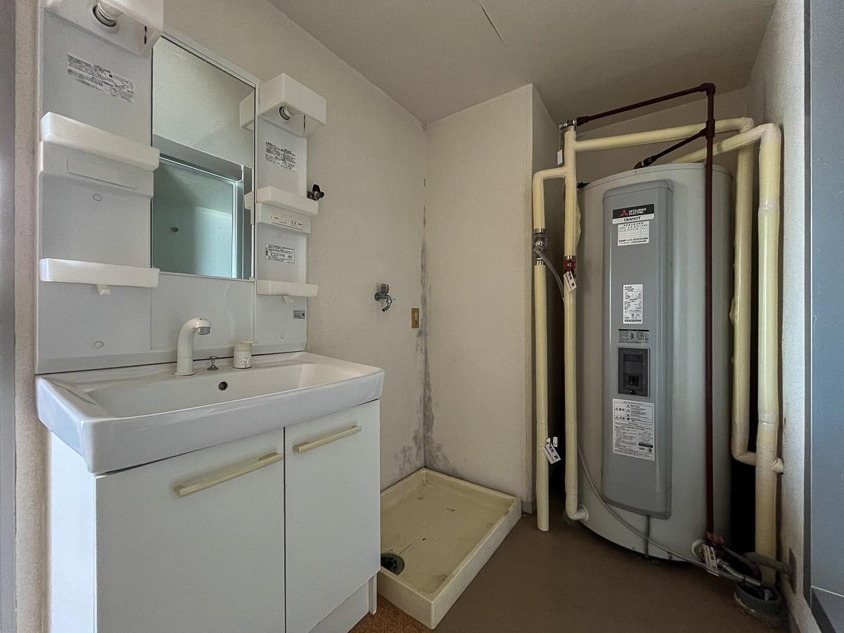 世田谷区松原の賃貸物件/洗面と洗濯機置き場。奥には電気温水器が設置されています