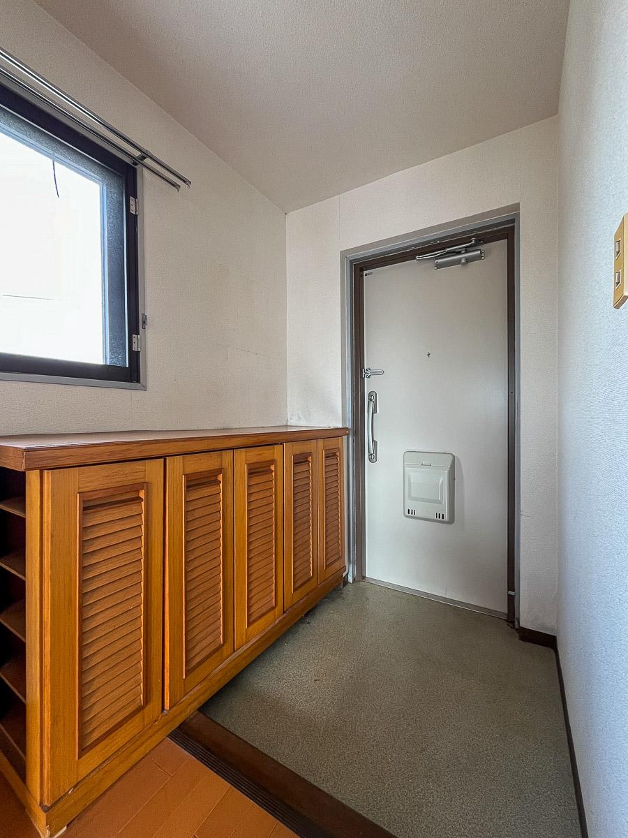 世田谷区松原の賃貸物件/玄関。シューズクローゼットも収納力高め