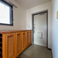 世田谷区松原の賃貸物件/玄関。シューズクローゼットも収納力高め