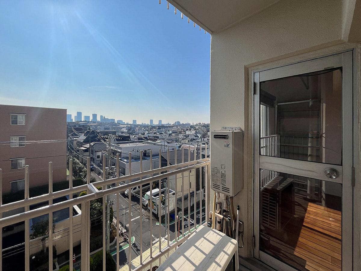 渋谷区代々木の賃貸物件/ベランダ。青空が見渡せます