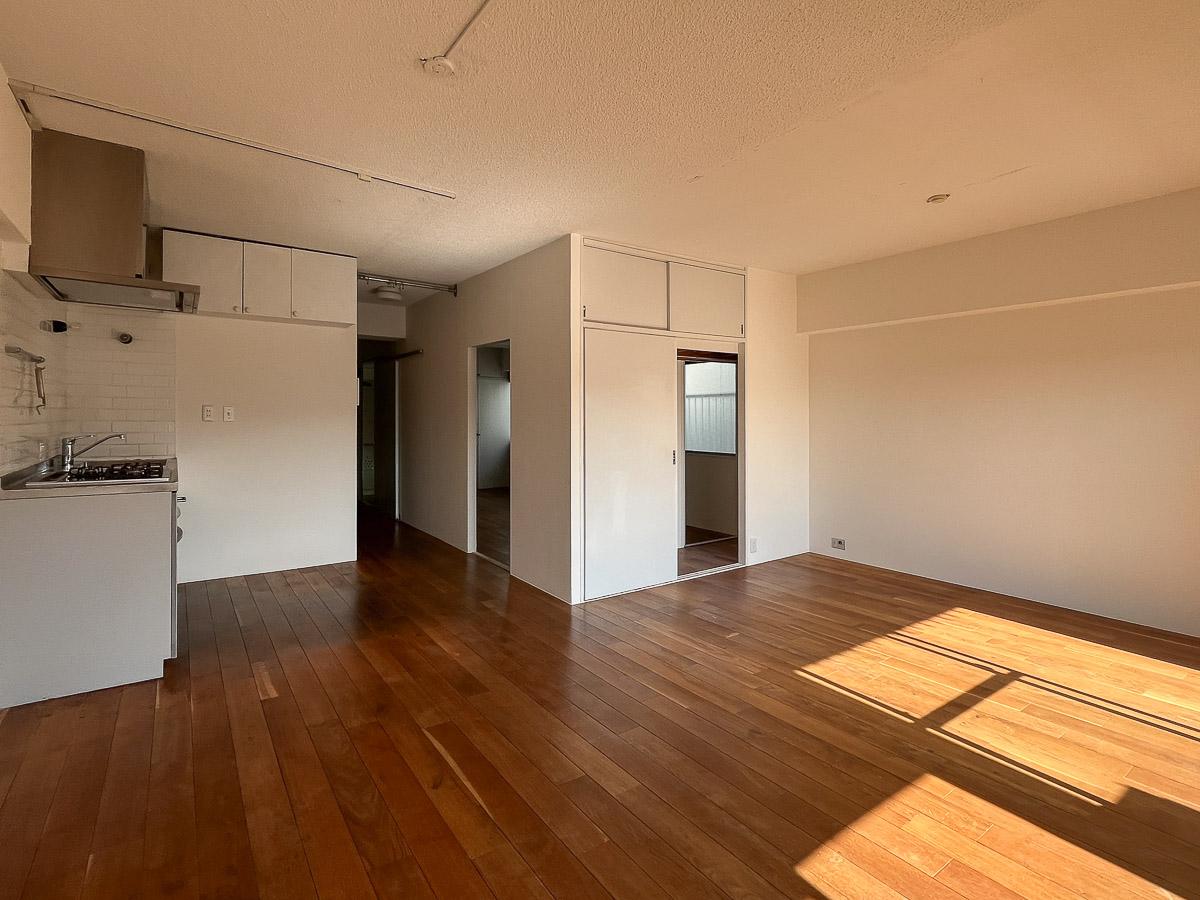 渋谷区代々木の賃貸物件/窓側から見た室内