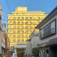 大田区山王の売買物件/街の隙間からみえる立ち姿。夕陽にあたり、光っています