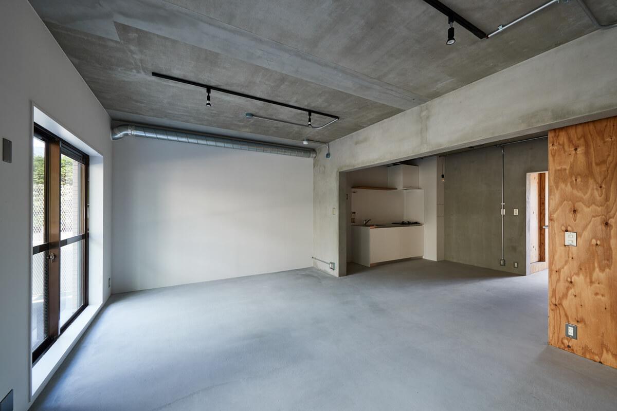 練馬区桜台の賃貸物件/1階3号室：窓の奥のテラス部分がお客さんのアプローチになっている（2号室は反転間取りの同じ内装）　&copy;Akira Nakamura