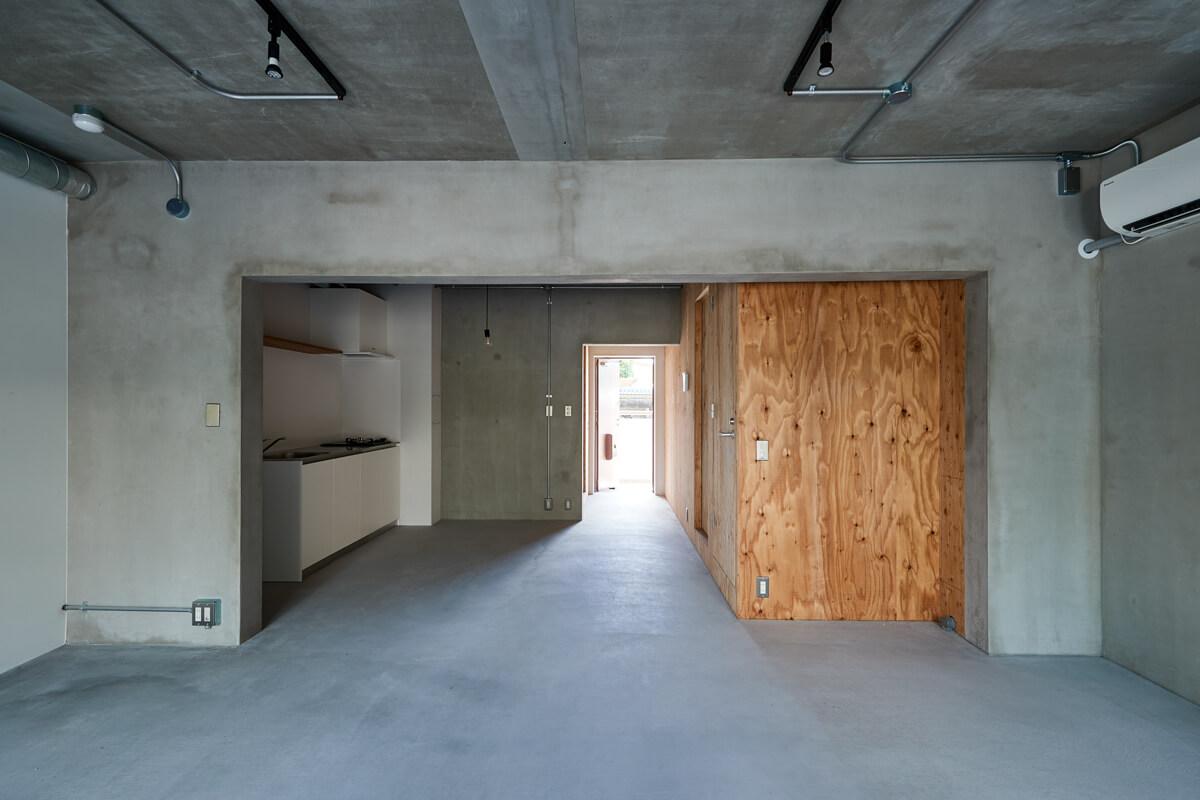 練馬区桜台の賃貸物件/2階8号室：2階は緑がもっとよく見える（&copy;Akira Nakamura）