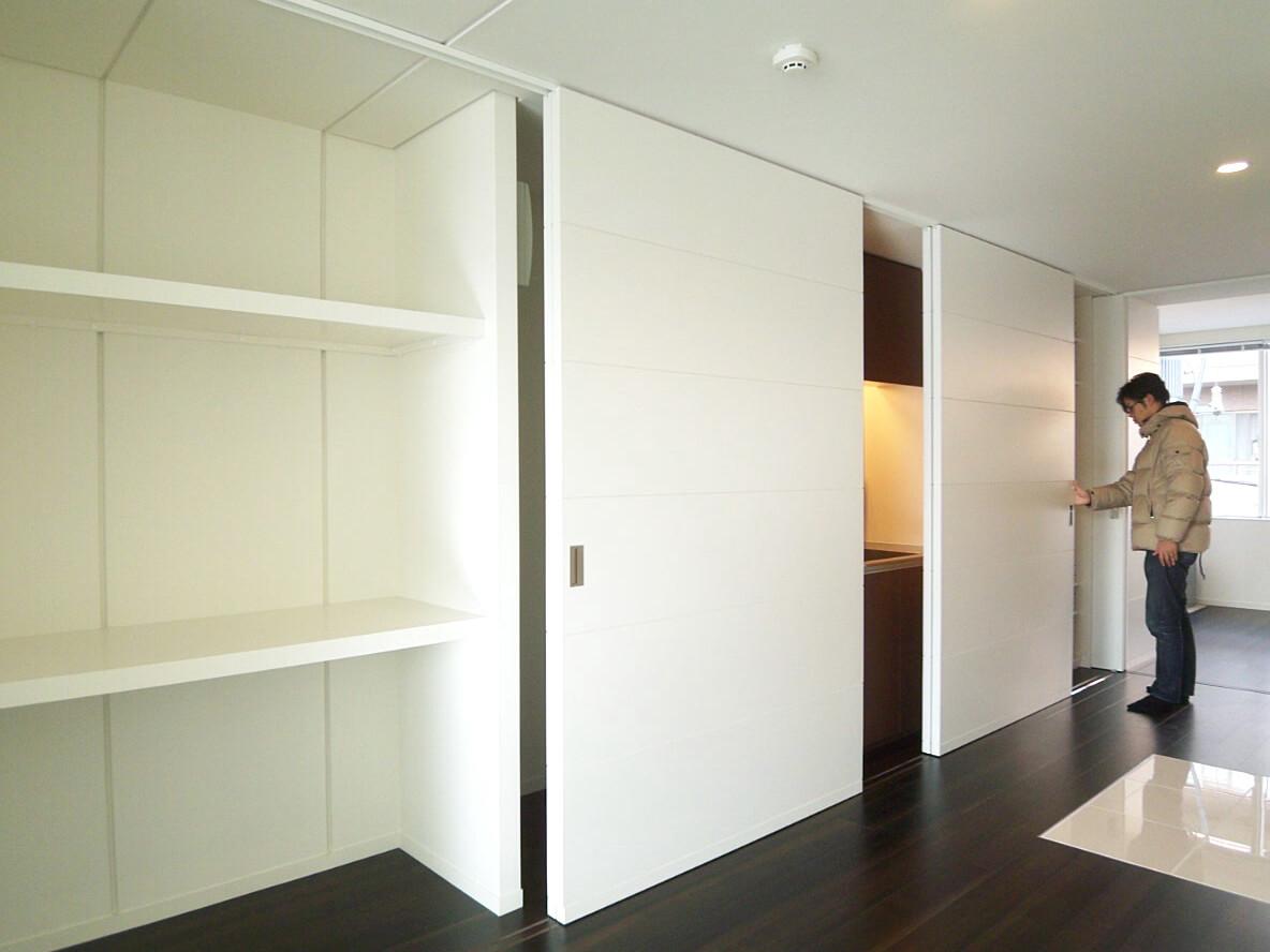 品川区西中延の賃貸物件/引戸の壁一面に、隠したいものがいろいろ収まっています